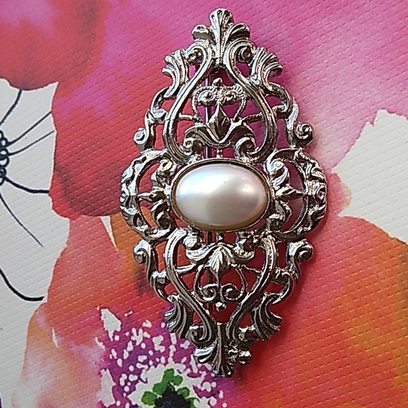 Vintage Jewelry - Vintage Silver Tone Filigree Faux Pearl Brooch Pin